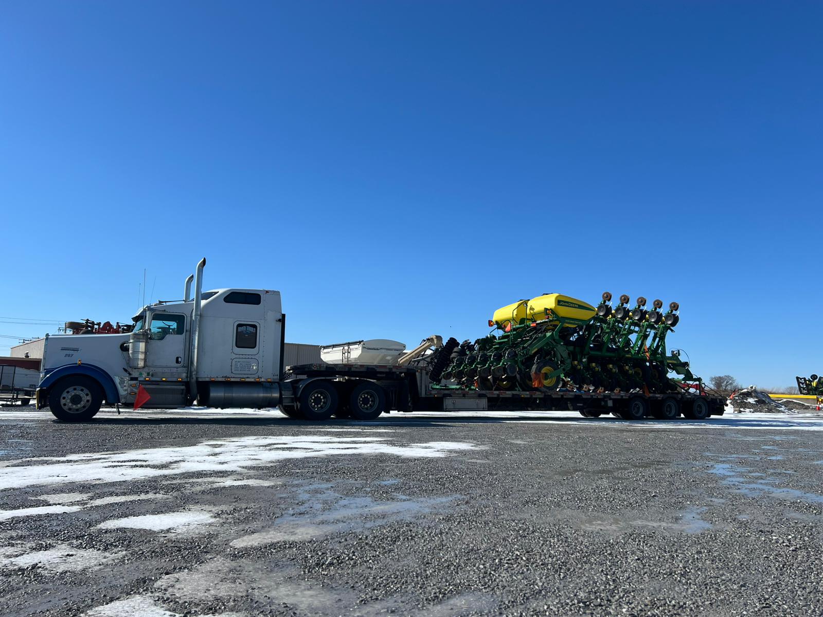John Deere planter loaded on the RGN double drop